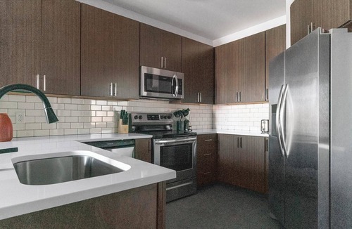 Richmond Apartment | Landing | Stylish 1BD, Gym, Pool