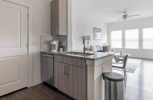 River Ranch Apartment | Landing | Stylish 1BD, Gym, Pool