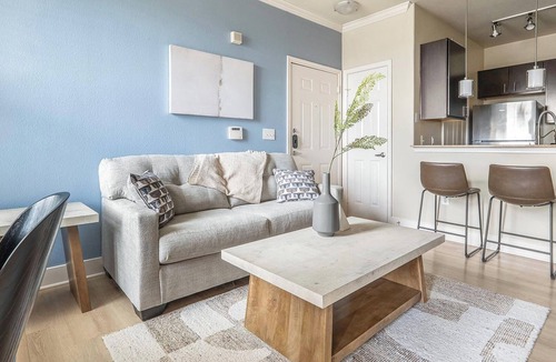 Austin Apartment | Landing | Stylish 1BD, Gym