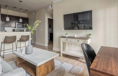 Austin Apartment | Landing | Stylish 1BD, Gym
