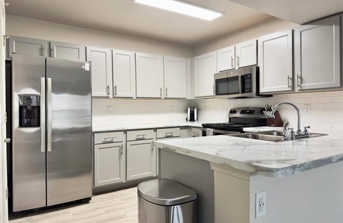 Belton Apartment | Landing | Stylish 1BD, Gym, Pool