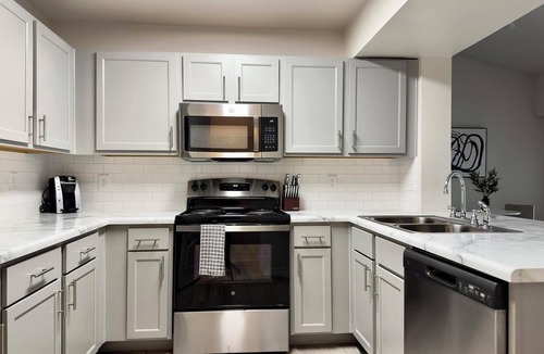 Belton Apartment | Landing | Stylish 1BD, Gym, Pool