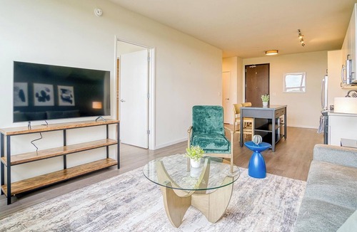 Logan Square Apartment | Landing | Stylish 1BD, Gym, Pool