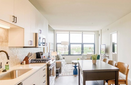 Logan Square Apartment | Landing | Stylish 1BD, Gym, Pool