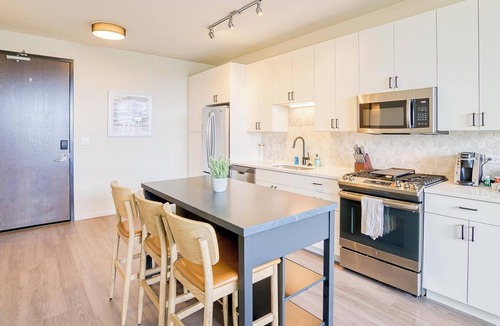 Logan Square Apartment | Landing | Stylish 1BD, Gym, Pool