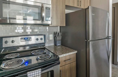 Memorial Apartment | Landing | Stylish 1BD, Gym