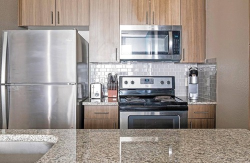 Memorial Apartment | Landing | Stylish 1BD, Gym