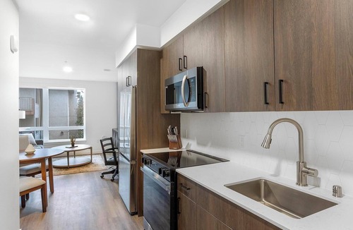 Crown Hill Apartment | Landing | Stylish 1BD, Gym