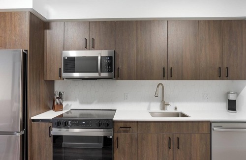 Crown Hill Apartment | Landing | Stylish 1BD, Gym