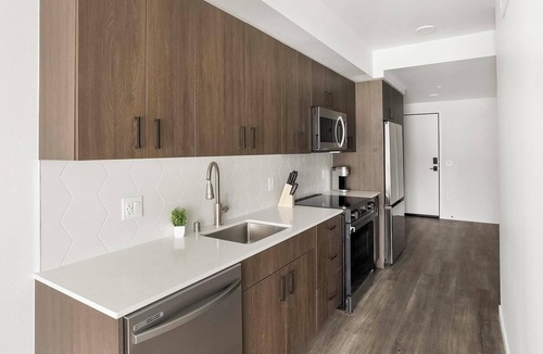 Crown Hill Apartment | Landing | Stylish 1BD, Gym