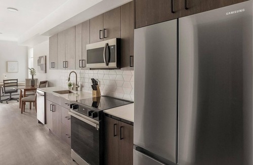Crown Hill Apartment | Landing | Stylish 1BD, Gym