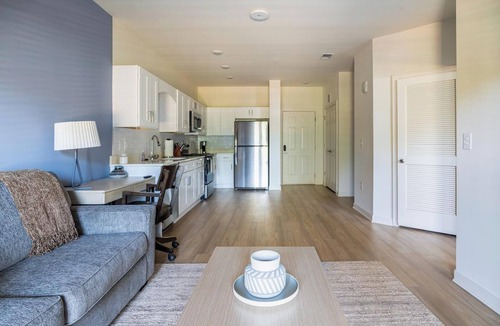 Bellview Apartment | Landing | Stylish 1BD, Pool, Gym