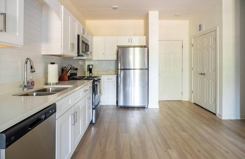 Bellview Apartment | Landing | Stylish 1BD, Pool, Gym