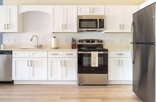 Bellview Apartment | Landing | Stylish 1BD, Pool, Gym
