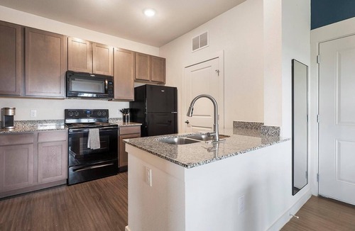 Lockhart Apartment | Landing | Stylish 1BD, Pool, Gym