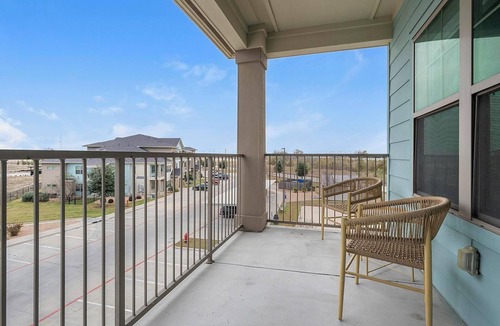 Lockhart Apartment | Landing | Stylish 1BD, Pool, Gym