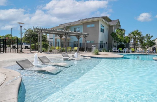 Lockhart Apartment | Landing | Stylish 1BD, Pool, Gym