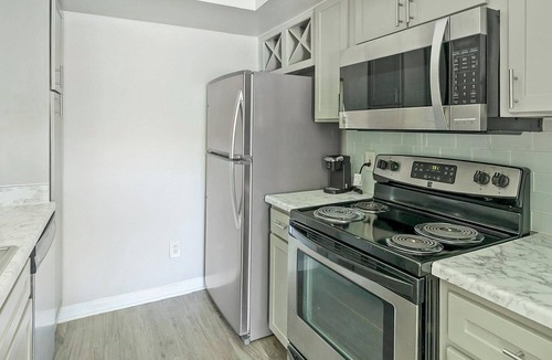Briarforest Apartment | Landing | Stylish 1BD, Pool, Gym