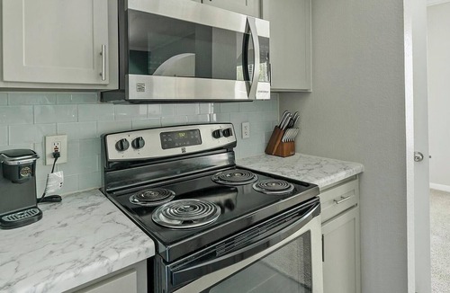 Briarforest Apartment | Landing | Stylish 1BD, Pool, Gym