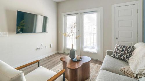Conroe Apartment | Landing Stylish 1BD Pool Clubhouse