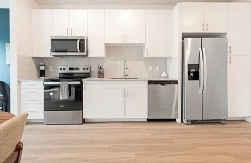Sweetbriar Apartment | Landing | Stylish 1BD, Pool, Gym