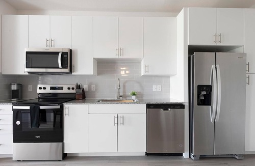Sweetbriar Apartment | Landing | Stylish 1BD, Pool, Gym
