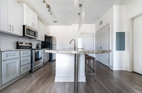 Venice Apartment | Landing | Stylish 1BD, Pool, Clubhouse