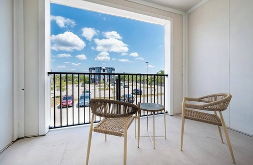 Venice Apartment | Landing | Stylish 1BD, Pool, Clubhouse