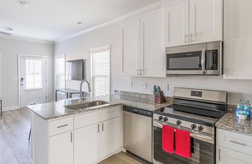 Huntsville Apartment | Landing | Stylish 1BD, Gym, Pool
