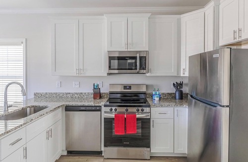 Huntsville Apartment | Landing | Stylish 1BD, Gym, Pool