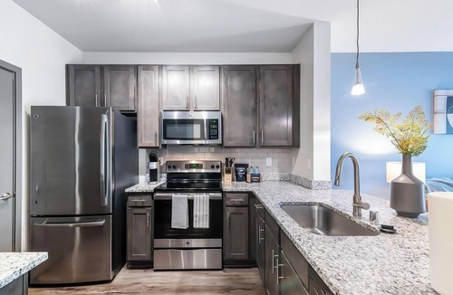 Hurstbourne Apartment | Landing | Stylish 1BD, Gym, Clubhouse