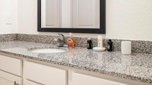 Candler Apartment | Landing Stylish 1BD Pool Clubhouse