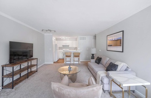 West Dundee Apartment | Landing | Stylish 1BD, Tennis Court, Pool
