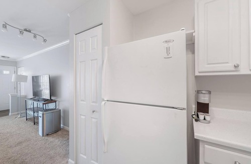 West Dundee Apartment | Landing | Stylish 1BD, Tennis Court, Pool