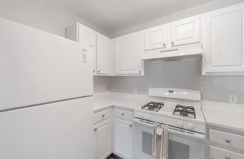 West Dundee Apartment | Landing | Stylish 1BD, Tennis Court, Pool
