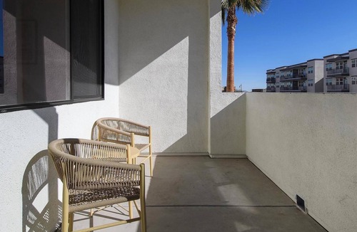 Rhodes Ranch Apartment | Landing | Stylish 2BD, Courtyard, Clubhouse