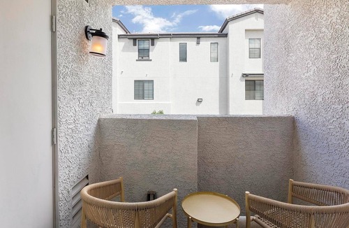 Rhodes Ranch Apartment | Landing | Stylish 2BD, Gym, Clubhouse