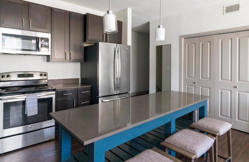 Spring Apartment | Landing | Stylish 2BD, Gym