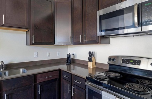 Spring Apartment | Landing | Stylish 2BD, Gym