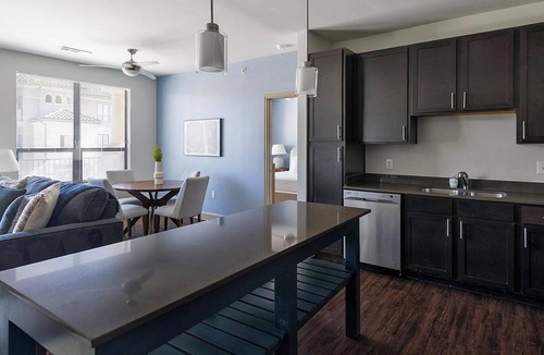 Spring Apartment | Landing | Stylish 2BD, Gym