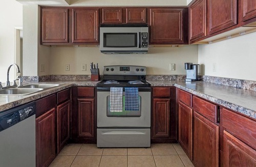 Broken Arrow Apartment | Landing | Stylish 2BD, Gym, Pool