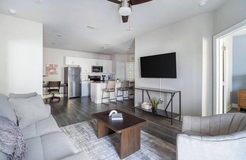 Harvey Apartment | Landing | Stylish 2BD, Clubhouse, Gym