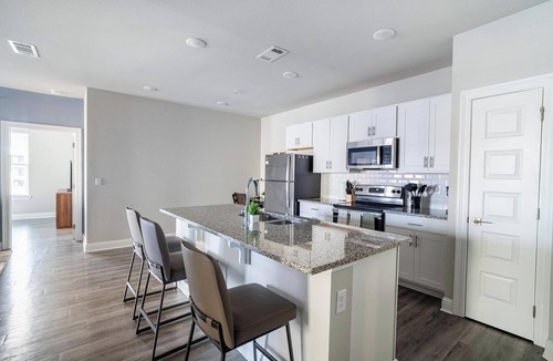 Harvey Apartment | Landing | Stylish 2BD, Clubhouse, Gym
