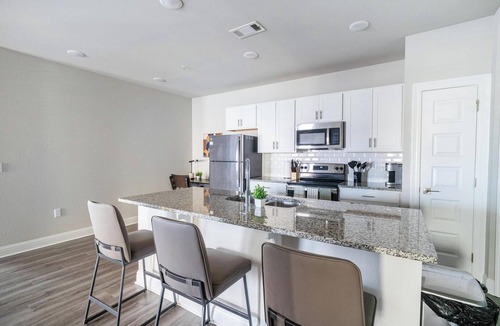 Harvey Apartment | Landing | Stylish 2BD, Clubhouse, Gym