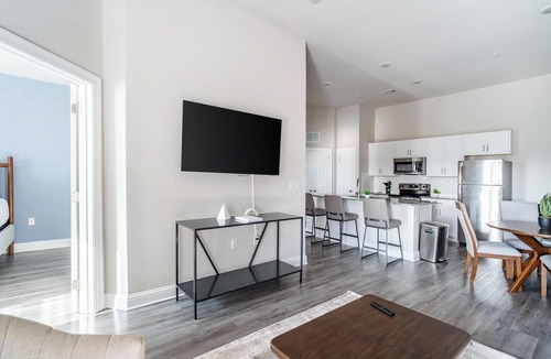 Harvey Apartment | Landing | Stylish 2BD, Clubhouse, Gym