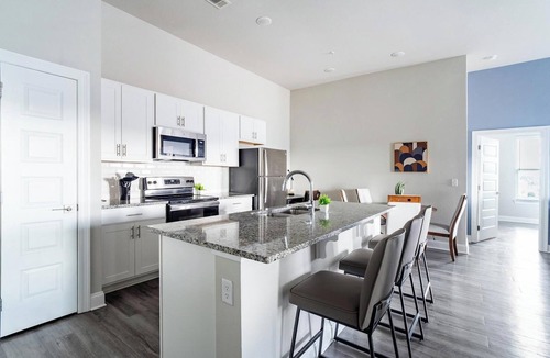 Harvey Apartment | Landing | Stylish 2BD, Clubhouse, Gym
