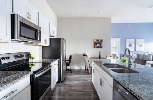 Harvey Apartment | Landing | Stylish 2BD, Clubhouse, Gym