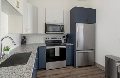 Addicks Apartment | Landing | Stylish 2BD, Courtyard, Gym