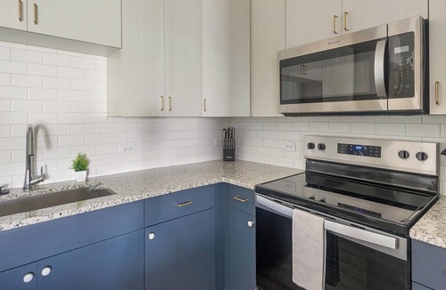 Addicks Apartment | Landing | Stylish 2BD, Courtyard, Gym