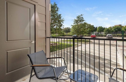 Addicks Apartment | Landing | Stylish 2BD, Courtyard, Gym